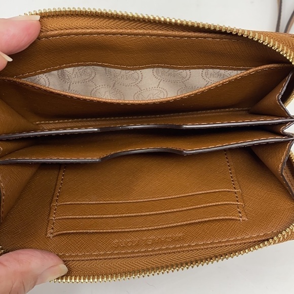 𝅺MICHAEL Kors leather brown wristlet zipper closure - Picture 7 of 8